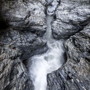 2. Platz 'Wasser gegen Fels' von Hermann Weiß