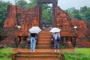 3.Platz ' Tempel in My Sun bei Regen' von Curd Jaenisch